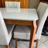 Conjunto de Mesa de Madeira Tampo Vidro Off White 1,20m Elegance 4 Pés Torneados com 4 Cadeiras Estofadas Linho Mel
