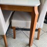 Conjunto de Mesa de Madeira Tampo Vidro Off White 1,20m Elegance 4 Pés Torneados com 4 Cadeiras Estofadas Linho Mel