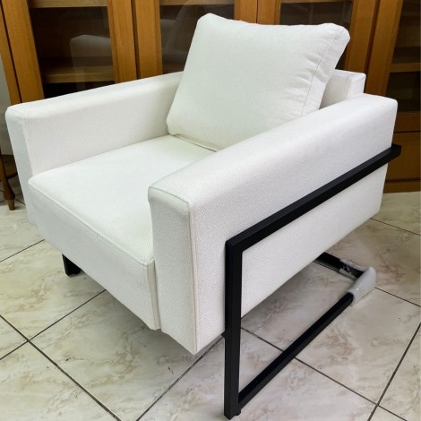 Poltrona Decorativa Pés Metálicos Preto Bela Linho Bege
