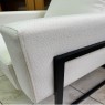 Poltrona Decorativa Pés Metálicos Preto Bela Linho Bege