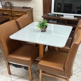 Conjunto de Mesa Quadrada 0,90x0,90m Siena vidro off white com 4 Cadeiras Corino Elegance Mel