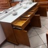 Buffet Berlim 4 Portas 4 Gavetas 1,80m Tampo de Vidro Branco/Preto Cor Imbuia