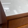 Buffet Berlim 4 Portas 4 Gavetas 1,80m Tampo de Vidro Branco/Preto Cor Imbuia