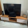 Rack com Painel Led com Prateleira para TV 65´ 3 Gavetas Tela Sling 1,80m Inglaterra Off White/Mel