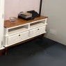 Rack Madeira 2 Gavetas com Entalhes 1,48m Country Laca Branca/Imbuia