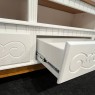 Rack Madeira 2 Gavetas com Entalhes 1,48m Country Laca Branca/Imbuia