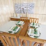 Conjunto de Mesa Londres Extensível 1,10-1,70m Vidro Preto/Branco com 4 Cadeiras Londres Diversos Tecidos Imbuia