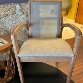 Cadeira em Madeira com Braço Telinha Valquíria Linho